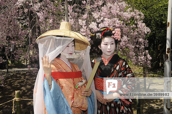 Japanerinnen in Kleidungen aus der Heian-Periode  Prozessionsteilnehmerinnen  Hirano Schrein  Kyoto  Japan  Ostasien  Asien