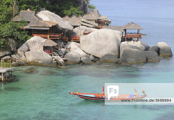 Langschwanzboot vor Felsblöcken und Bungalows  Ao Jansom  Jansombucht  Insel Koh Tao  Thailand