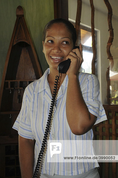 Kreolische Rezeptionistin beim Telefonieren  Seychellen  Afrika  Indischer Ozean