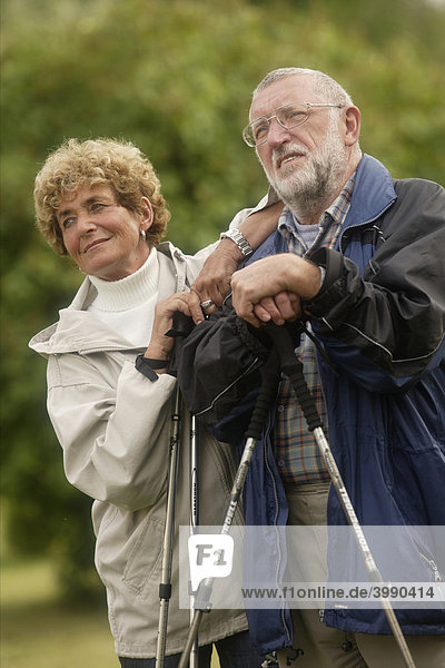Seniorenpaar beim Nordic Walking