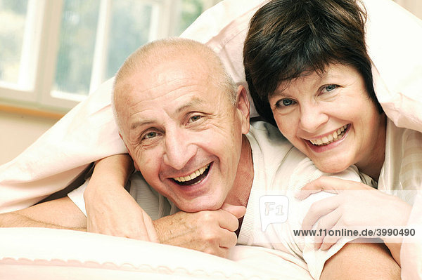 Seniorenpaar  Bett  lachen