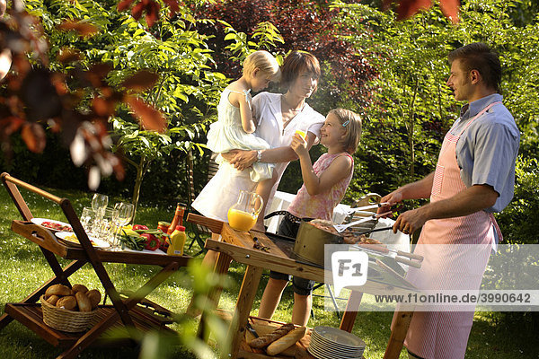Familie beim Barbecue im Garten