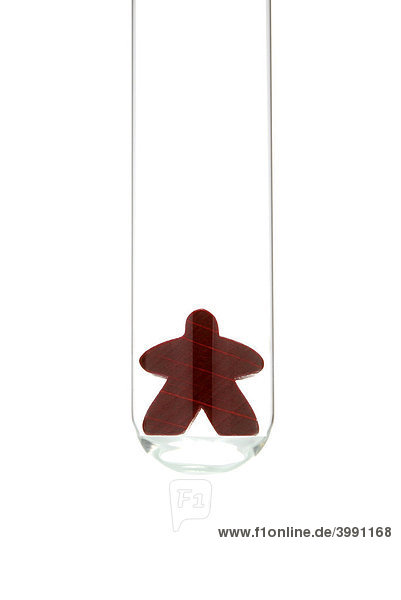 Kleine Figur in Reagenzglas  Symbolbild für Analyse des Menschen