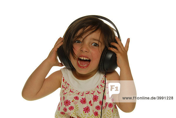 Vierjähriges Mädchen mit Kopfhörer