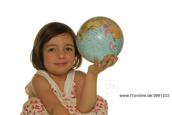 Vierjähriges Mädchen mit Globus  Symbolbild für Kinder sind unser Zukunft