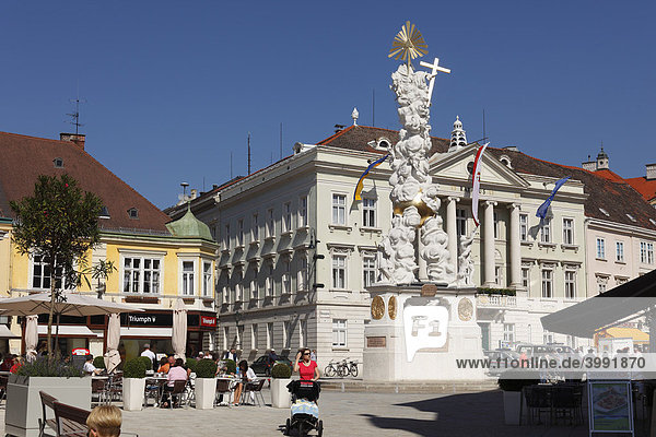 Dreifaltigkeitssäule  Rathaus  Hauptplatz  Baden bei Wien  Wienerwald  Niederösterreich  Österreich  Europa