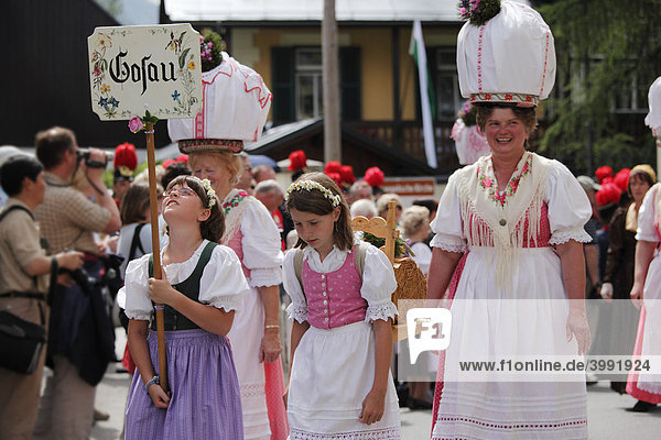 Local costume group from Gosau in Upper Austria  Narzissenfest Narcissus Festival in Bad Aussee  Ausseer Land  Salzkammergut area  Styria  Austria  Europe