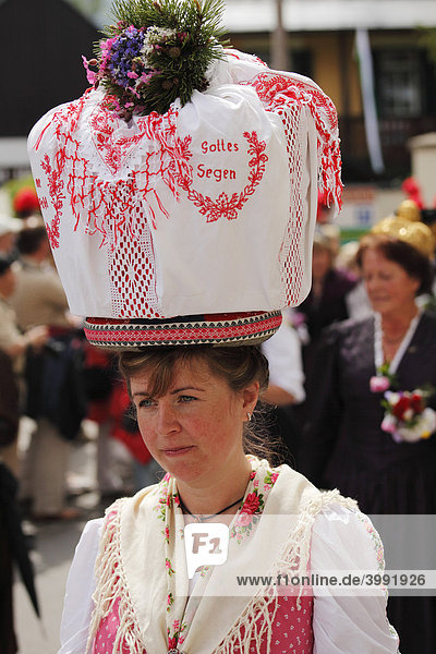 Frau in Tracht aus Gosau in Oberösterreich  Narzissenfest in Bad Aussee  Ausseer Land  Salzkammergut  Steiermark  Österreich  Europa