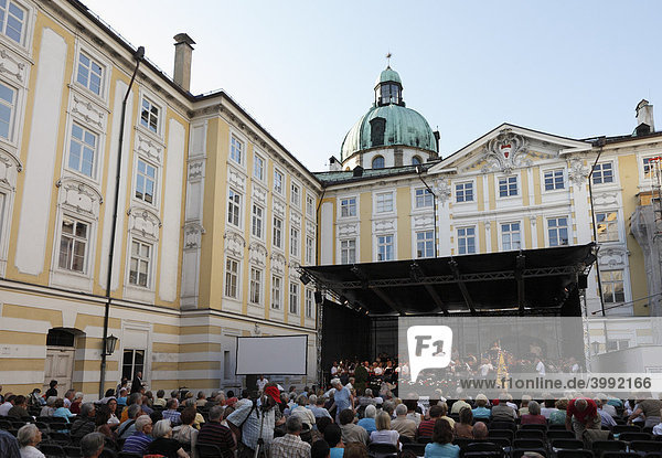 Promenadenkonzert im Innenhof der kaiserlichen Hofburg mit Rainer Musik Salzburg  Innsbruck  Tirol  Österreich  Europa