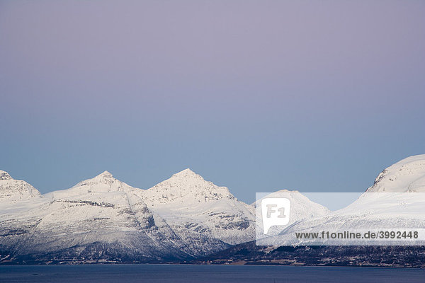 Balsfjorden  Blick von der E8 bei Seljelvnes  Polarnacht  Winter  Tromso  Troms  Norwegen