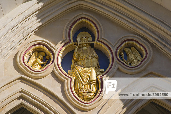 Detail über dem Eingangsportal  Chichester Cathedral Kathedrale  Chichester  Sussex  England  Großbritannien