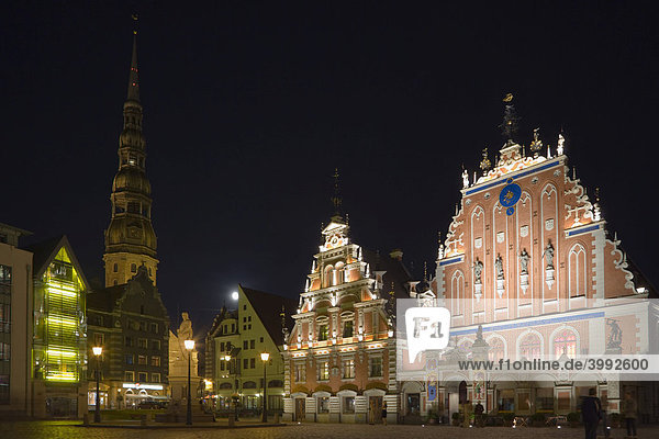 Peterbaznica  Petrikirche und Melngalvju Nam  Schwarzhäupterhaus bei Nacht  Ratslaukums  Rathausmarkt  Altstadt  Vecriga  Riga  Lettland