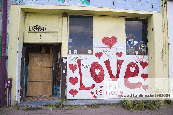 Gebäudeingang und Gebäudewand mit Schrift Love  Liebe  Jordaenskaaim  Antwerpen  Belgien