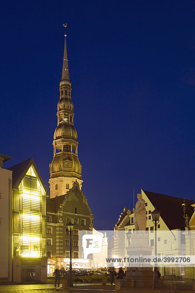 Peterbaznica  Petrikirche und Melngalvju Nam  Schwarzhäupterhaus bei Nacht  Ratslaukums  Rathausmarkt  Altstadt  Vecriga  Riga  Lettland