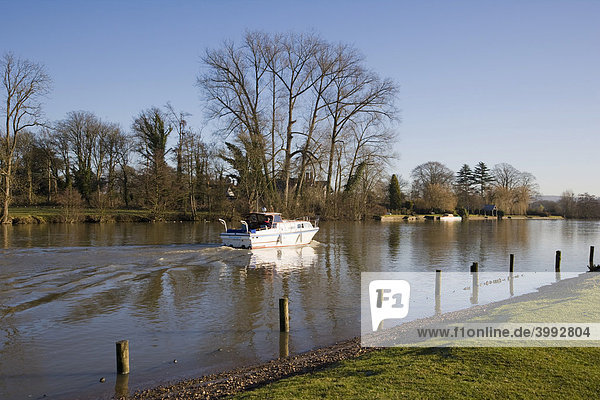 River Thames downstream of Henley-on-Thames  Oxfordshire  England  United Kingdom