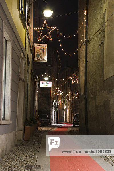 Via Vitani bei Nacht Como am Comer See Lombardei Italien Europa
