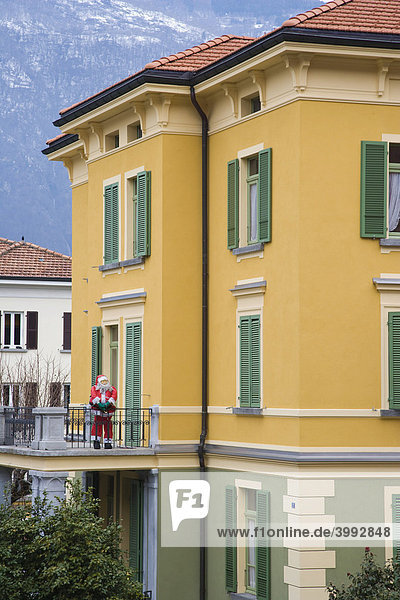 Weihnachtsmann auf einem Balkon  Haus an der Via Cancelliere Molo  Bellinzona  Tessin  Schweiz  Europa