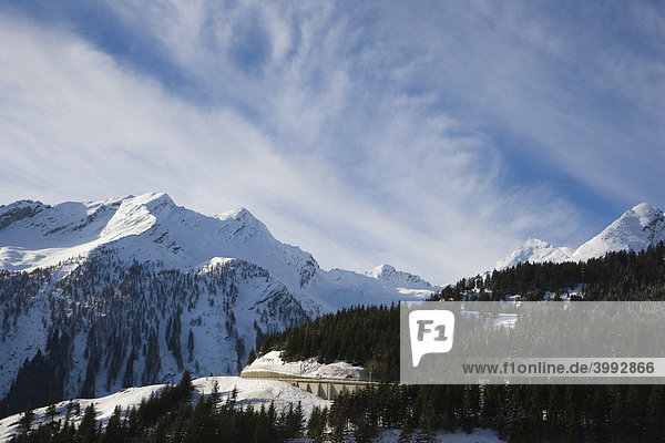 Alpen bei St. Bernhard im Winter  Graubünden  Schweiz