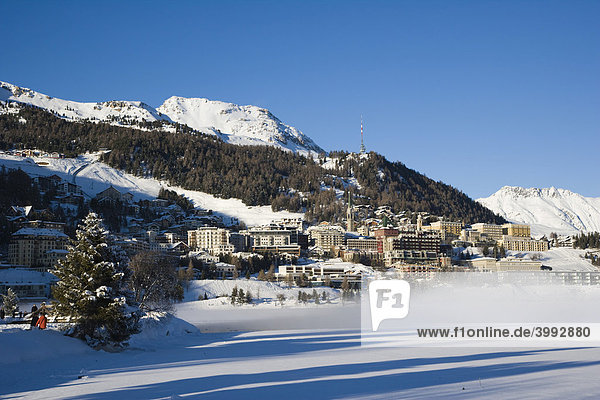 Panorama von St. Moritz-Dorf mit Sankt Moritzersee im Winter  Alpen  Graubünden  Schweiz