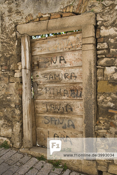 Die Tür der Uspon Svetog Franje Asiskog Straße  Pula  Istrien  Kroatien  Europa