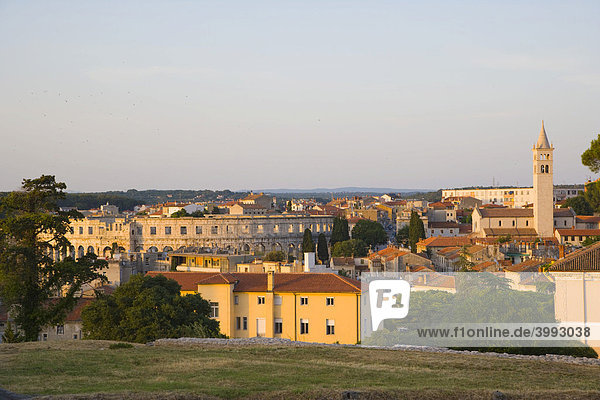 Blick auf die Stadt mit der römischen Arena  vom Schloss von Pula aus gesehen  Kastel  Pula  Istrien  Kroatien  Europa