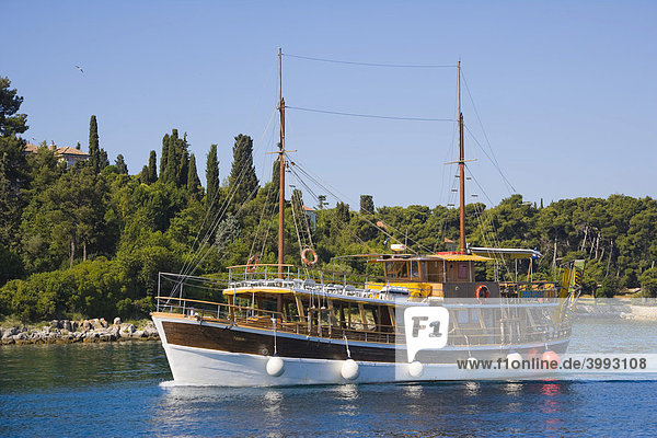 Ausflugsschiff im südlichen Hafen von Rovinj  Istrien  Kroatien  Europa