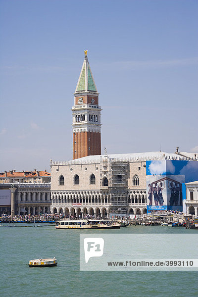 Blick auf die Spitze des Campanile  Glockenturm  von San Marco  und den Palazzo Ducale  Dogenpalast  von Bacino di San Marco  Venedig  Italien  Europa