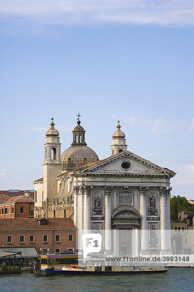Blick auf die Fondamenta delle Zattere ai Gesuati mit der Kirche Santa Maria dei Rosario Dorsoduro von Canale della Giudecca in der Nähe von Zattere  Venedig  Italien  Europa