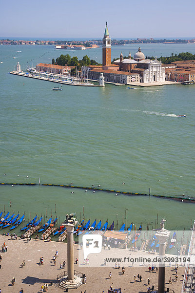 Blick vom Markusturm auf den Markusplatz und die Insel San Giorgio Maggiore mit der Kirche San Giorgio Maggiore  Venedig  Italien  Europa