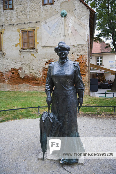 Sonnenuhr und Bronzestatue einer Frau in Kleidung des 19. Jahrhunderts und mit Schirm  von der Tkalciceva ulica aus  Tkalciceva Straße  Gornji Grad  Zagreb  Kroatien  Europa