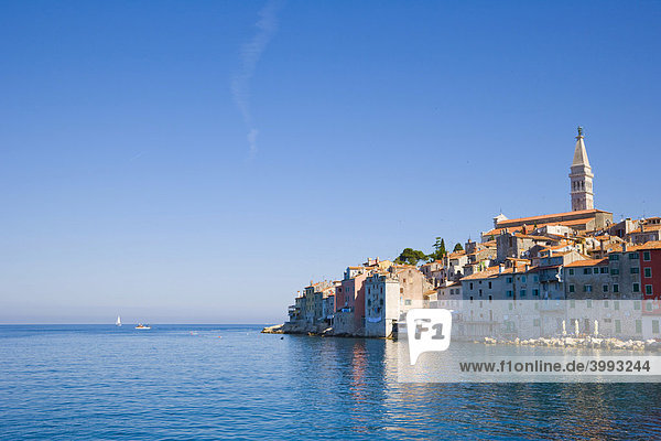 Altstadt  von der Mole des südlichen Hafens aus gesehen  Rovinj  Istrien  Kroatien  Europa