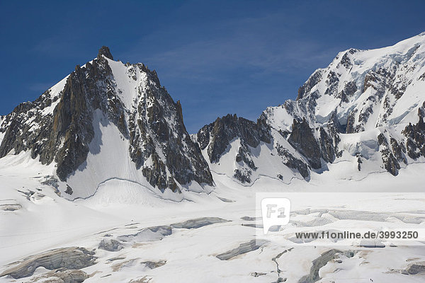 Tour Ronde Gipfel und Gletscherspalten des Gletschers Glacier du Geant  Mont-Blanc-Massiv  Alpen  Europa