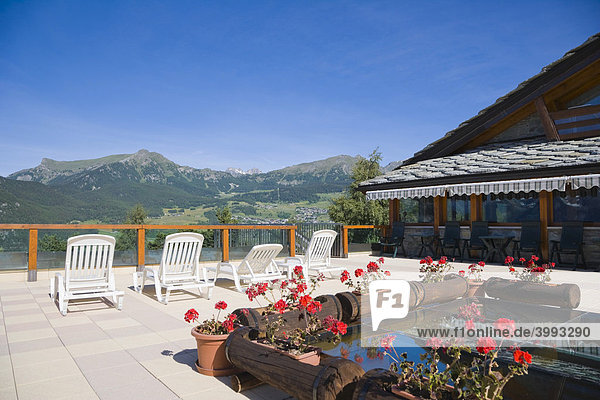 Blick auf die Berge von der Terrasse des Dalai Lama Village aus  Camping Club  Chatillon  Matterhorn-Tal  Aosta-Tal  Valle d'Aosta  Südtirol  Italien  Europa