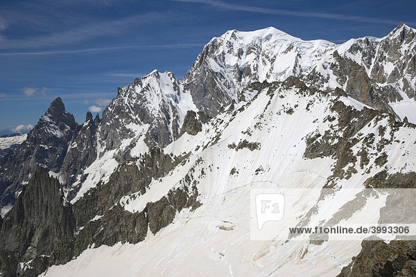 Berge Aiguille Noire de Peuterey und Aiguille Blanche de Peuterey  Mont Blanc  Mont Blanc de Courmayeur  Mont Maudit Gipfel  Mont-Blanc-Gruppe  Alpen  Italien  Europa