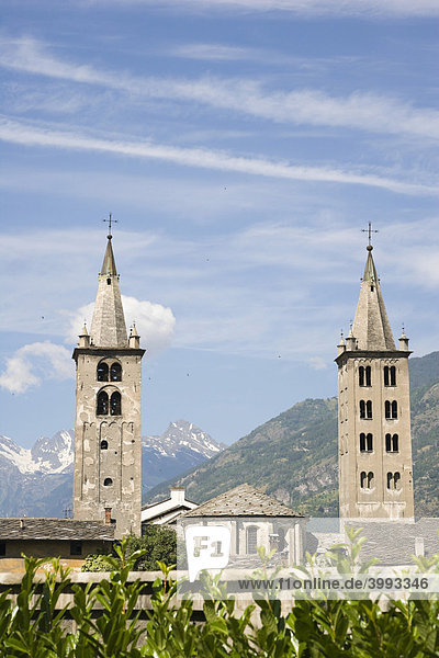 Die Türme der Kathedrale von Aosta  La Cattedrale di Aosta von der Rue Xavier de Maistre  Aosta  Aostatal  Valle d'Aosta  Italien  Europa