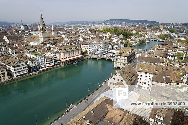 Altstadt von Zürich mit der St. Peterskirche  Schweiz  Europa