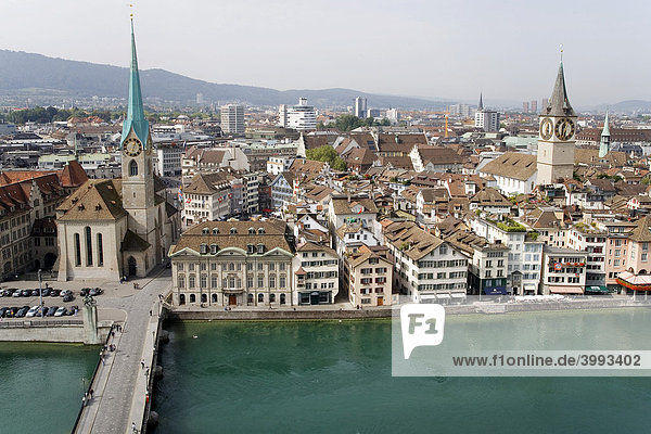 Altstadt von Zürich  links die Fraumünster Kirche  rechts die St. Peterskirche  Schweiz  Europa