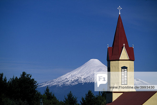 Kirche vor Vulkan Osorno  Patagonien  Seengebiet  Chile  Südamerika