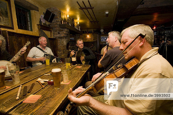 Musiker bei einer Pub-Session in The Moy  County Tyrone  Ulster  Nordirland  Vereinigtes Königreich  Europa
