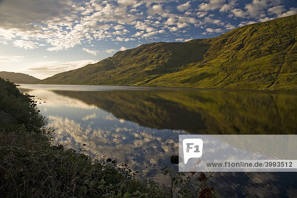 Sonnenaufgang über dem Lough Mask in Connemara County Mayo Connaught Irland Europa