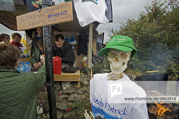 Scherzskelett am Grillstand bei der Pilgerwanderung auf den Croagh Patrick Murrisk County Mayo Connaught Irland Europa