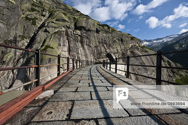 Staumauer des Grimselstausees  Grimselpass  Kanton Uri  Schweiz  Europa