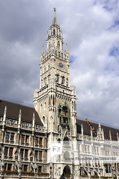 Der 85 Meter hohe Turm des neuen Rathauses auf dem Marienplatz in München  München Bayern  Europa
