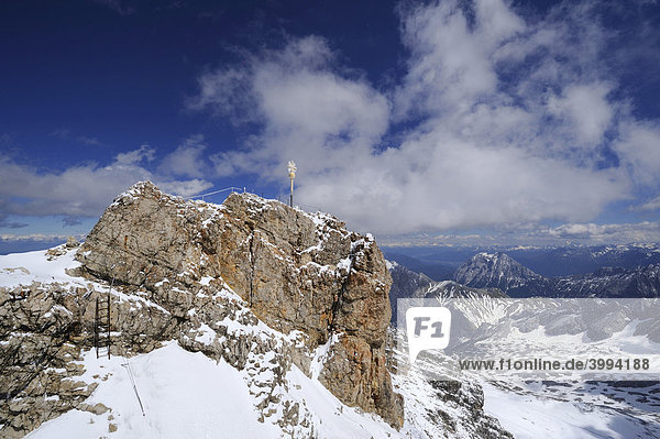 Der Gipfel der Zugspitze mit dem Gipfelkreuz auf 2962 m Höhe  Landkreis Garmisch-Partenkirchen  Bayern  Deutschland  Europa