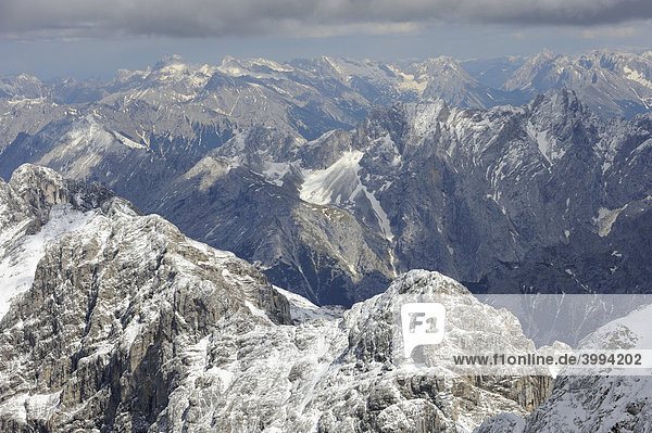 Blick von der Zugspitze über das Wettersteingebirge  Bayern  Deutschland  Europa