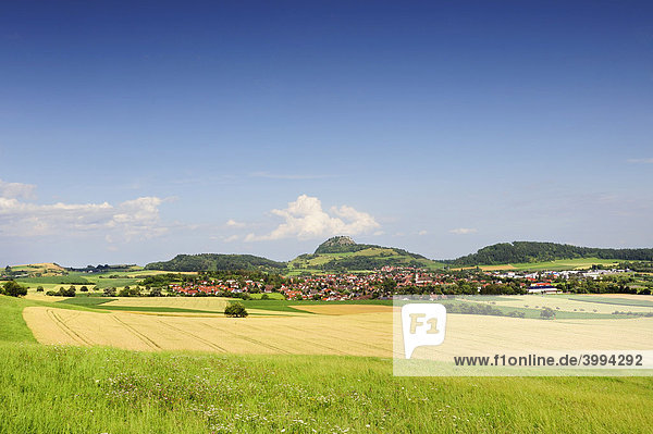 Blick in die Hegaulandschaft mit der Gemeinde Hilzingen  dahinter der Hegauvulkan Hohentwiel  Landkreis Konstanz  Baden-Württemberg  Deutschland  Europa