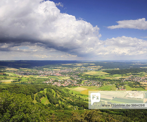 Blick in die Hegaulandschaft mit der Gemeinde Welschingen  dahinter die Stadt Engen  Landkreis Konstanz  Baden-Württemberg  Deutschland  Europa