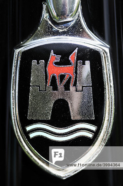 Wolfsburger Stadtwappen  Markenzeichen der Volkswagenwerke Wolfsburg  an einem alten VW Käfer  Deutschland