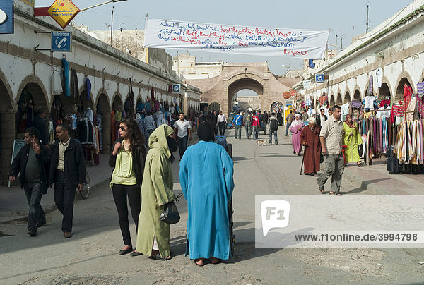 Modern und traditionell gekleidete marrokanische Frauen  Altstadt von Essaouira  Marokko  Afrika