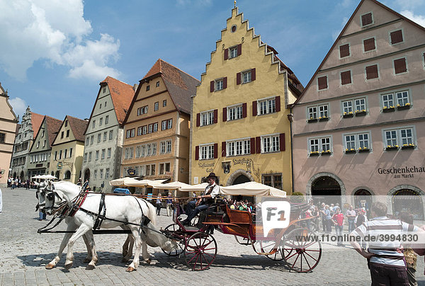 Marktplatz mit Pferdefuhrwerk für Touristen  Rothenburg ob der Tauber  Bayern  Deutschland  Europa